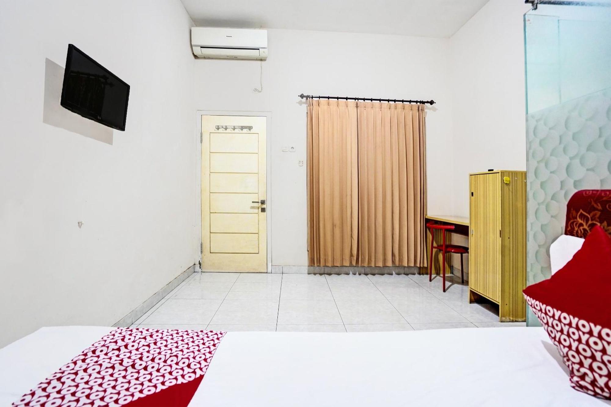 Oyo Life 92190 Arya Guest House Tulungagung Extérieur photo