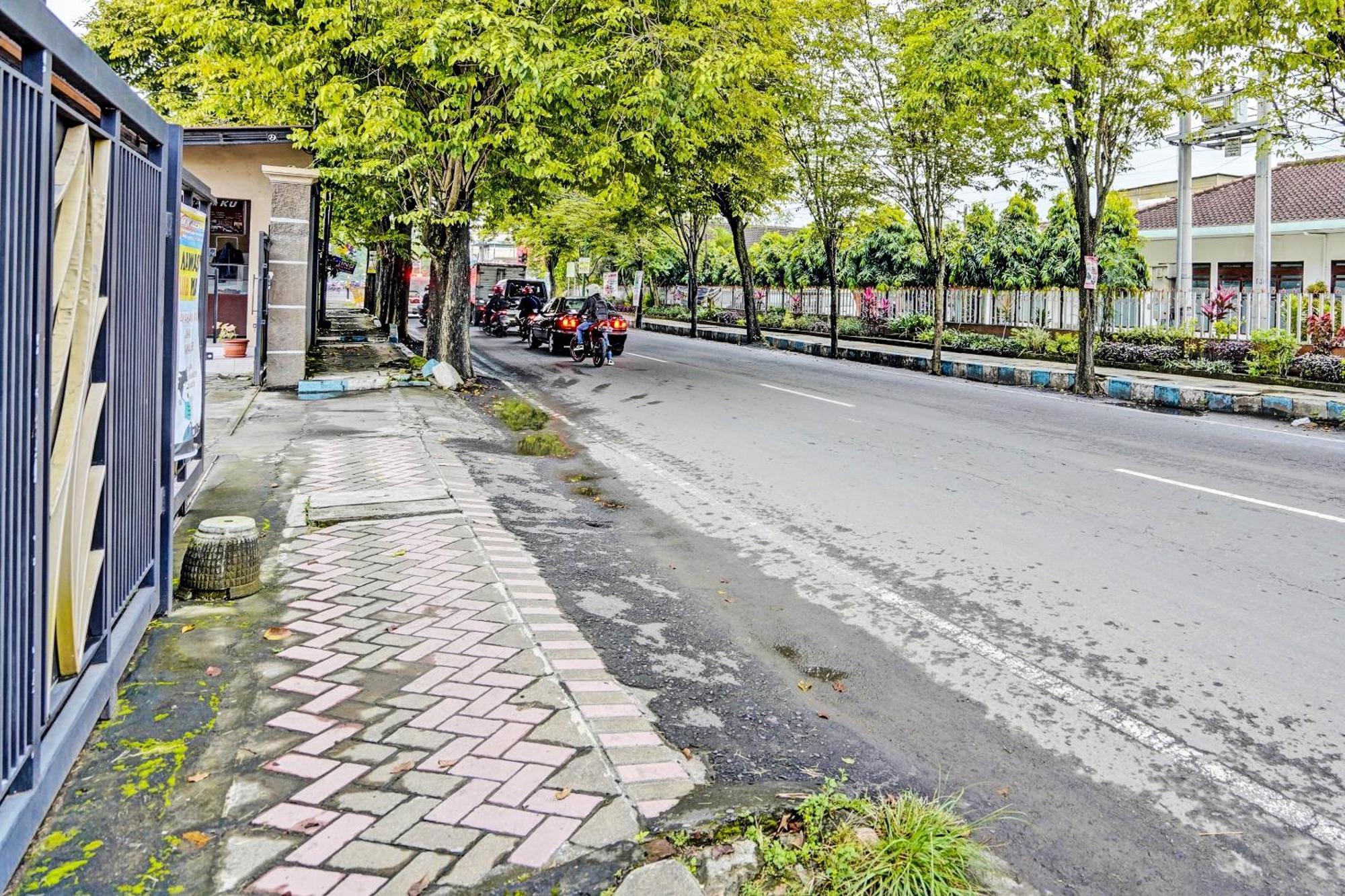 Oyo Life 92190 Arya Guest House Tulungagung Extérieur photo