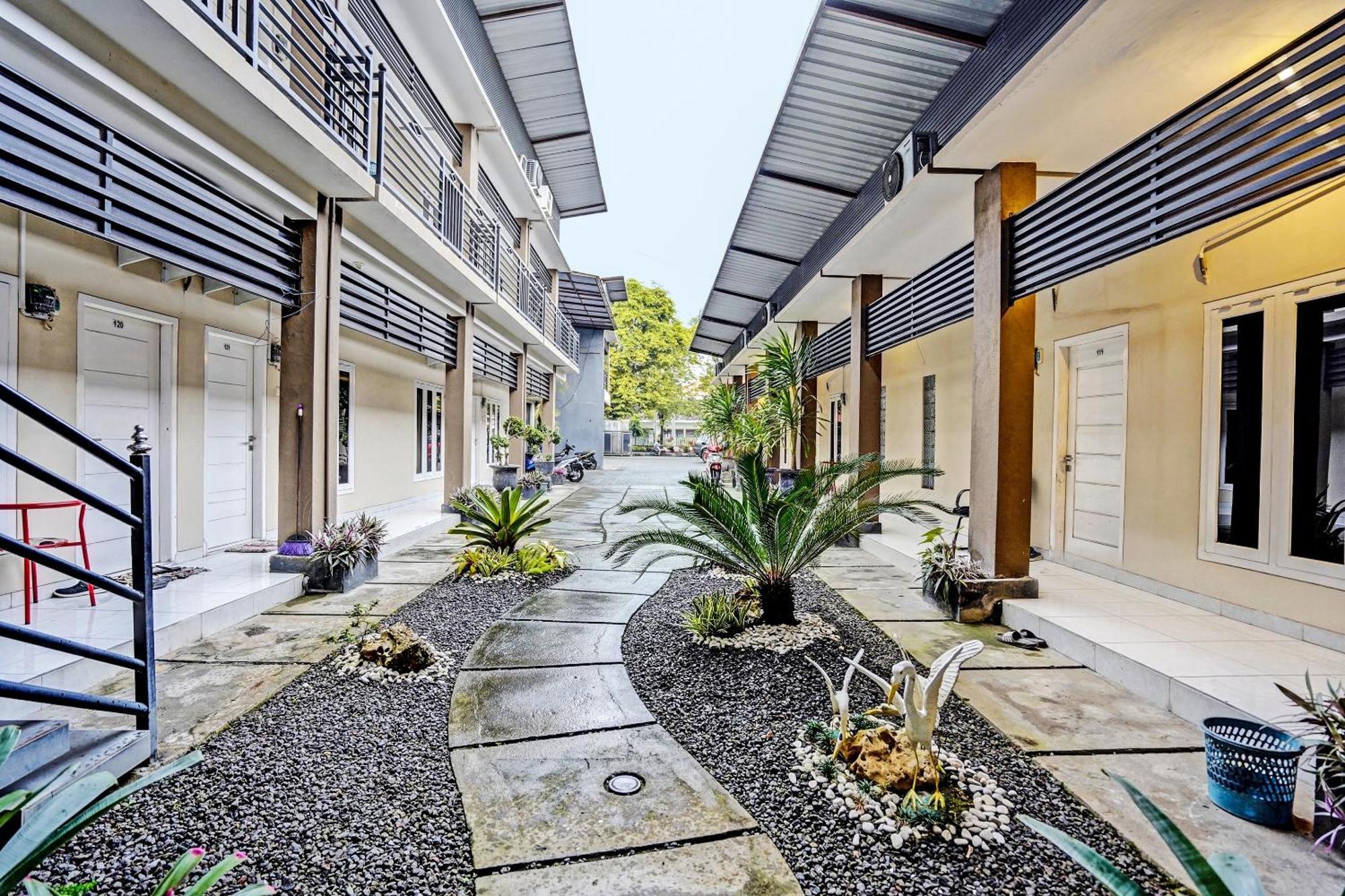 Oyo Life 92190 Arya Guest House Tulungagung Extérieur photo