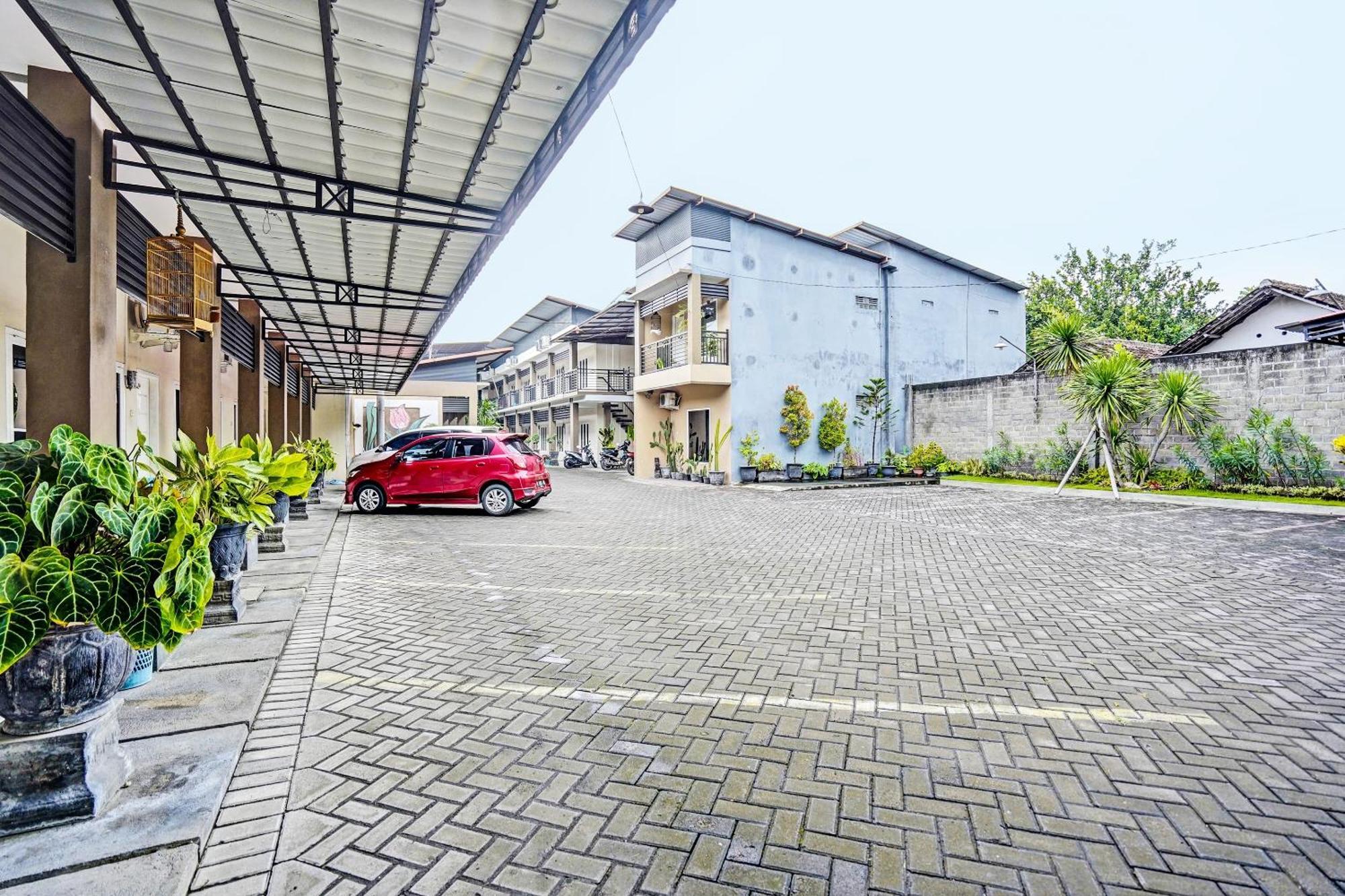 Oyo Life 92190 Arya Guest House Tulungagung Extérieur photo
