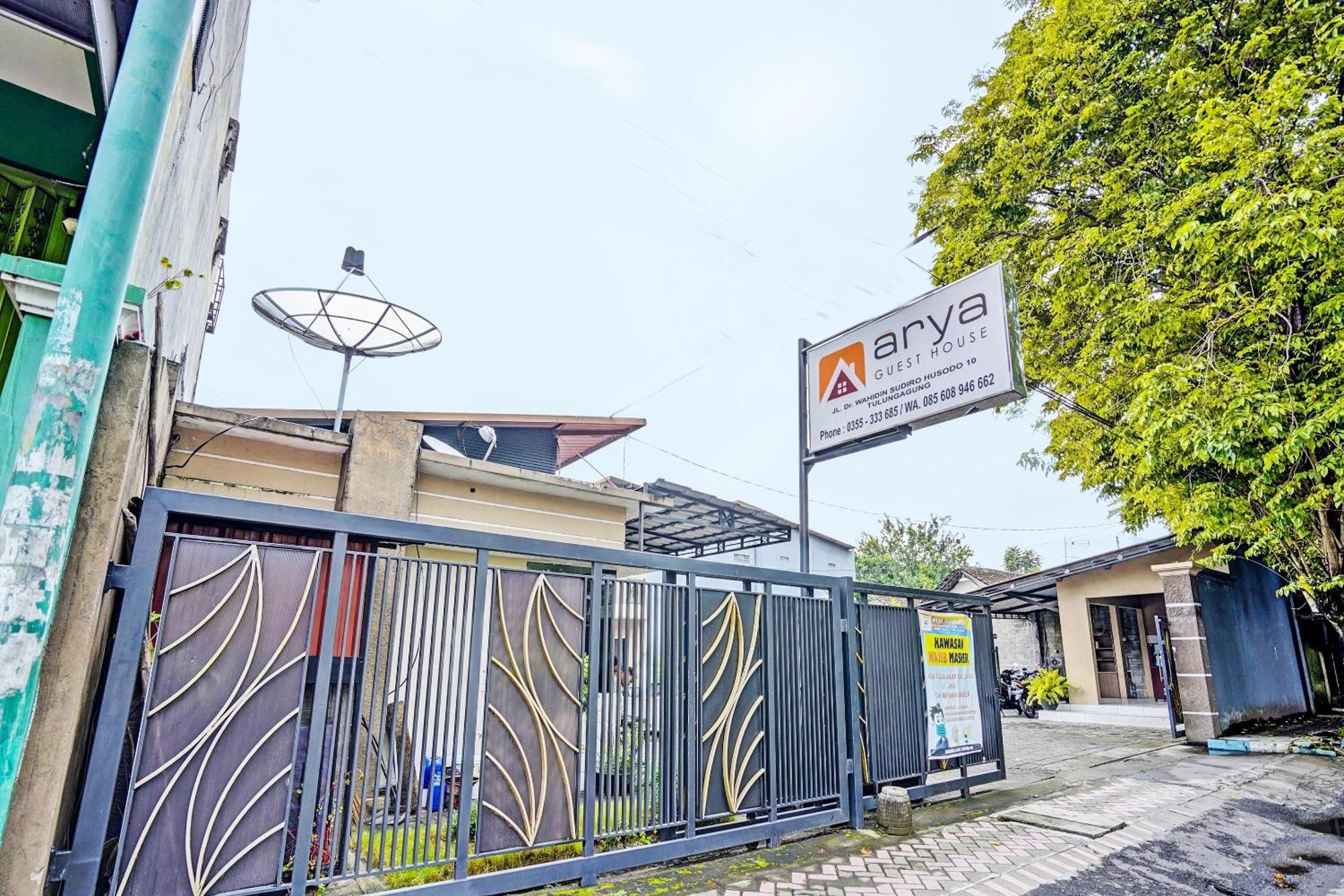 Oyo Life 92190 Arya Guest House Tulungagung Extérieur photo