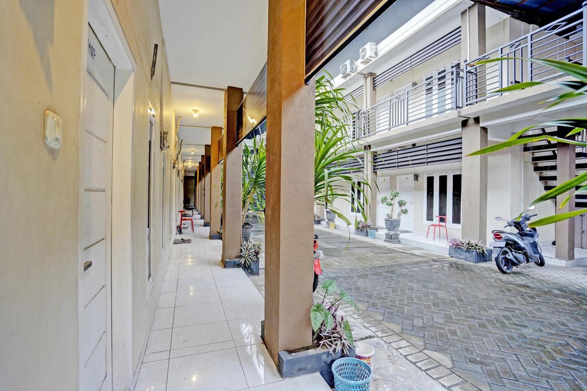 Oyo Life 92190 Arya Guest House Tulungagung Extérieur photo