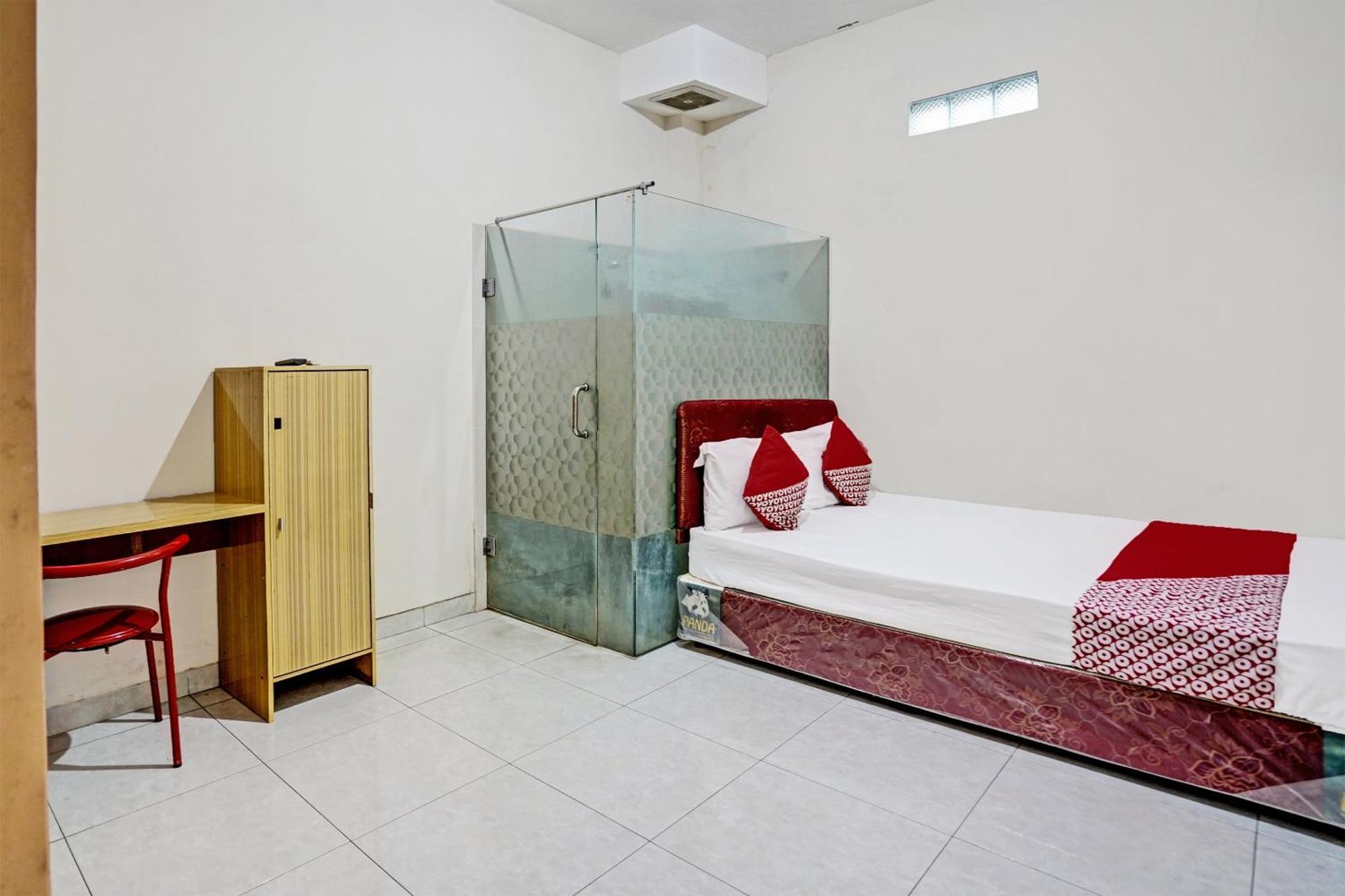 Oyo Life 92190 Arya Guest House Tulungagung Extérieur photo