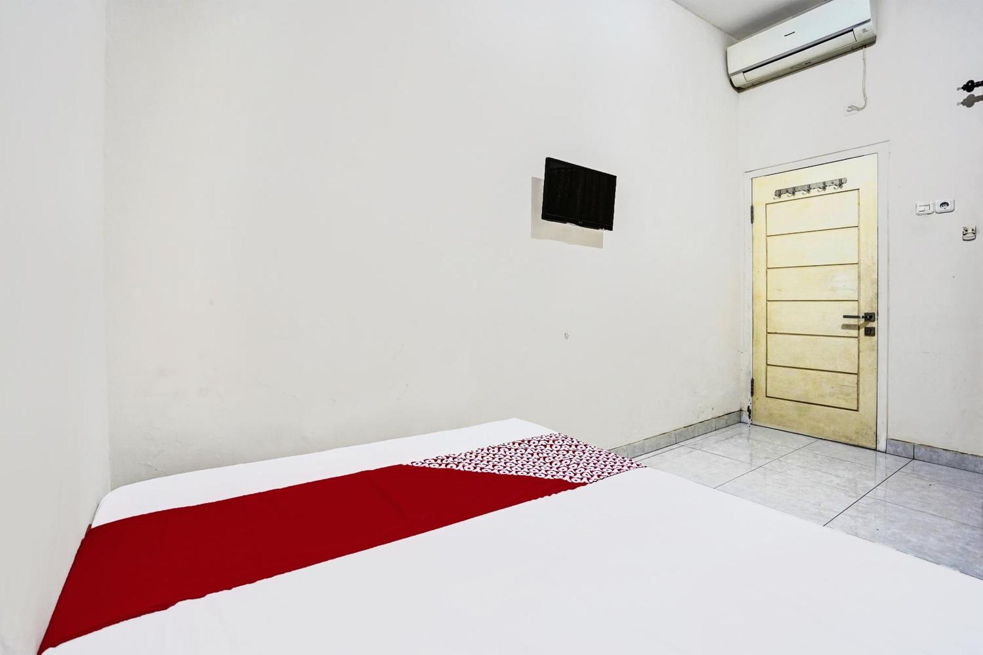 Oyo Life 92190 Arya Guest House Tulungagung Extérieur photo