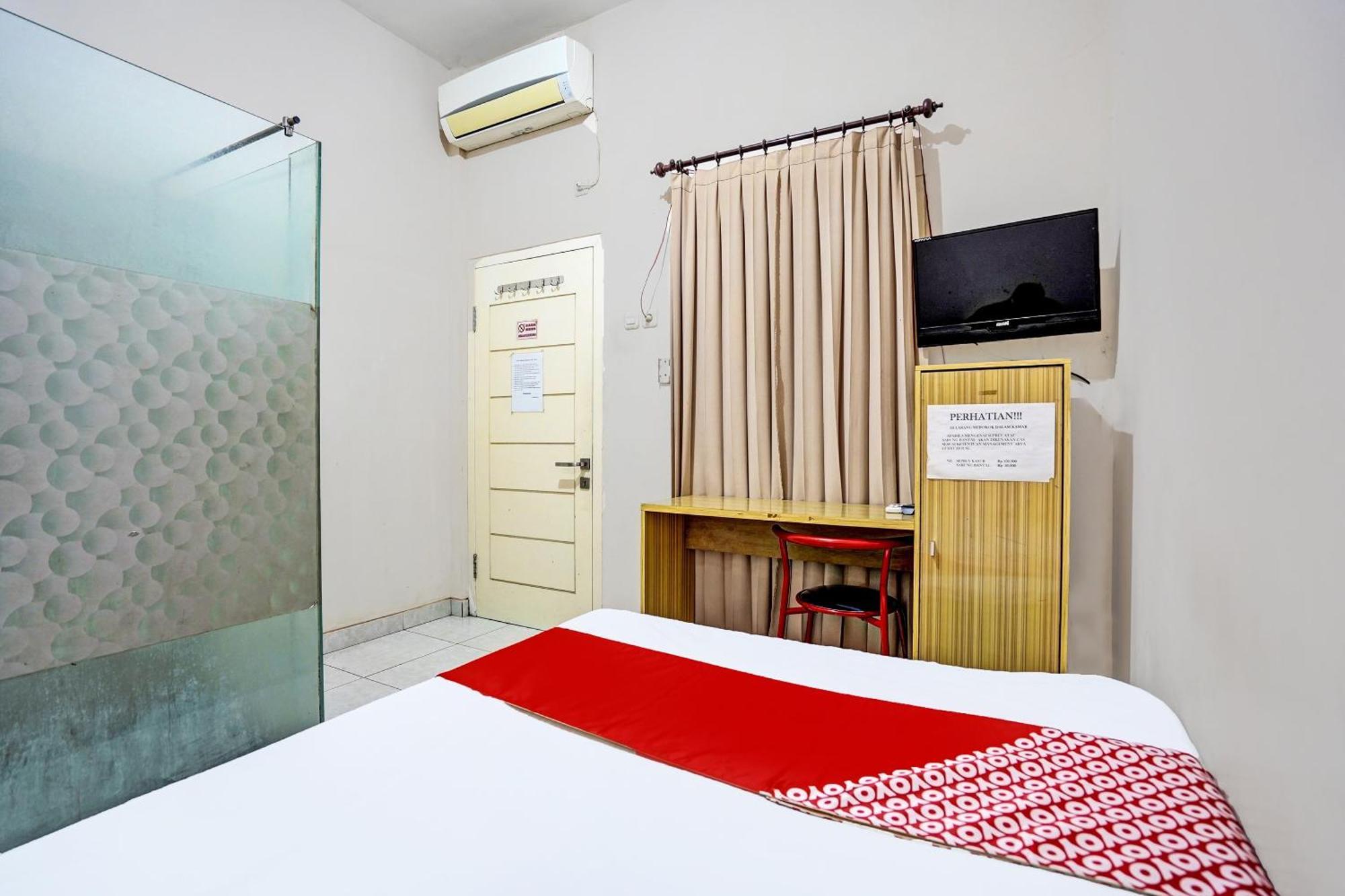 Oyo Life 92190 Arya Guest House Tulungagung Extérieur photo