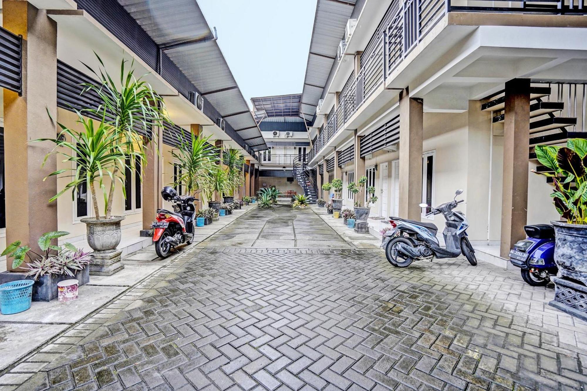 Oyo Life 92190 Arya Guest House Tulungagung Extérieur photo