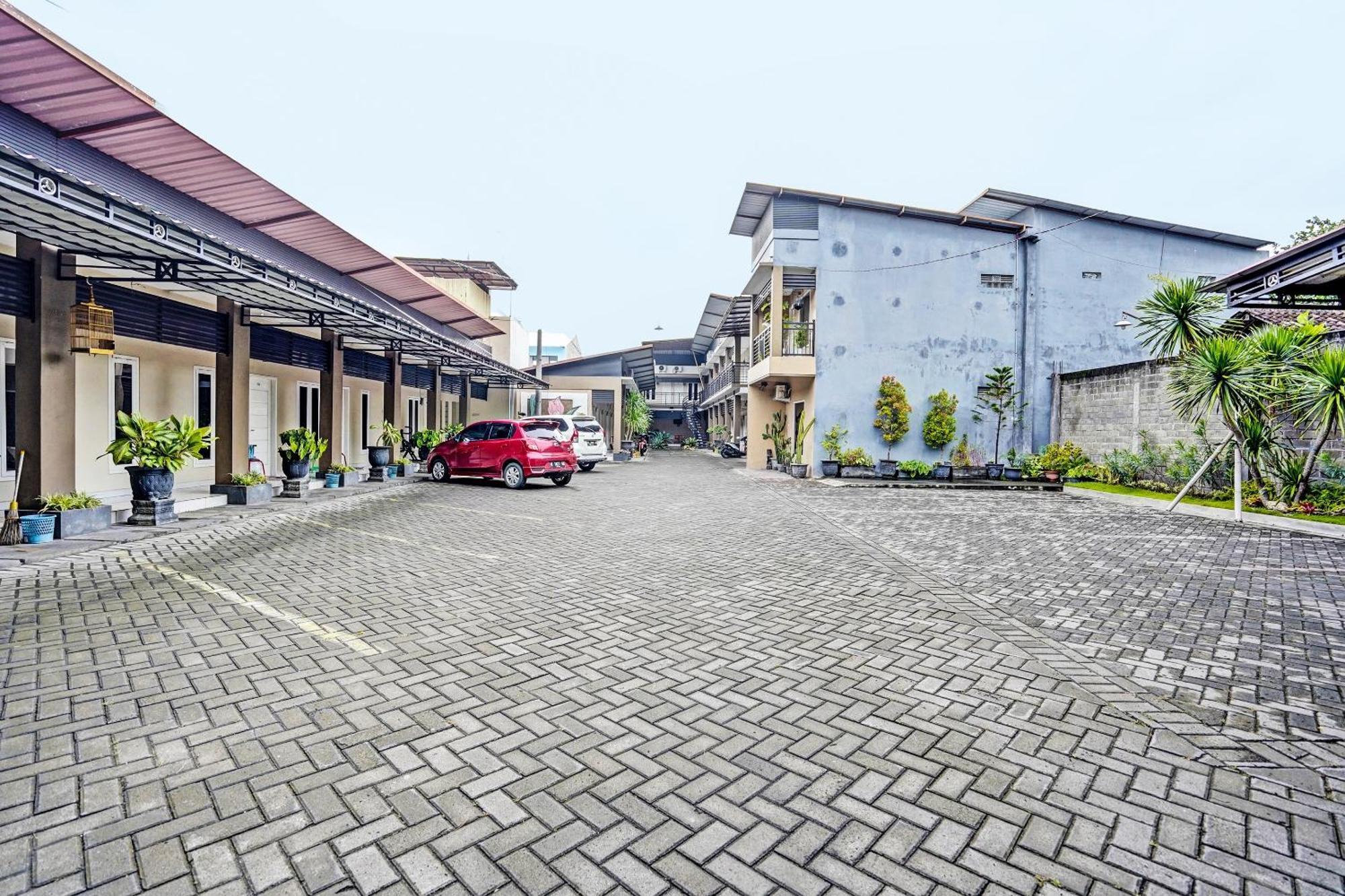 Oyo Life 92190 Arya Guest House Tulungagung Extérieur photo