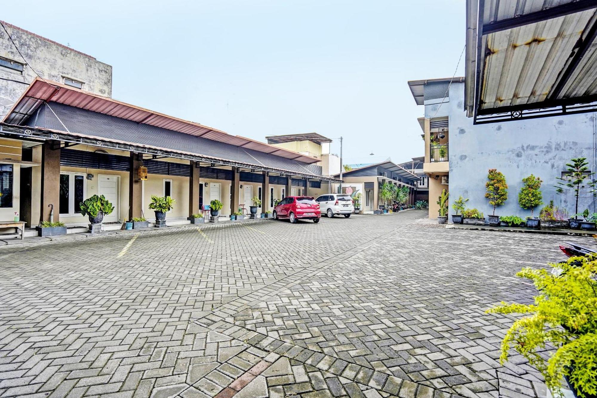Oyo Life 92190 Arya Guest House Tulungagung Extérieur photo