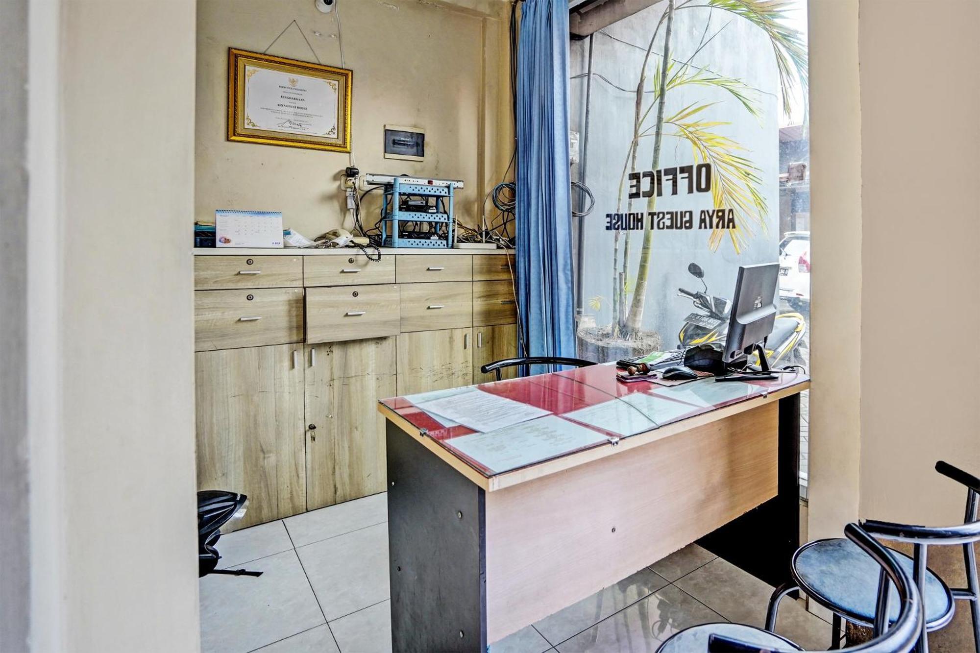 Oyo Life 92190 Arya Guest House Tulungagung Extérieur photo