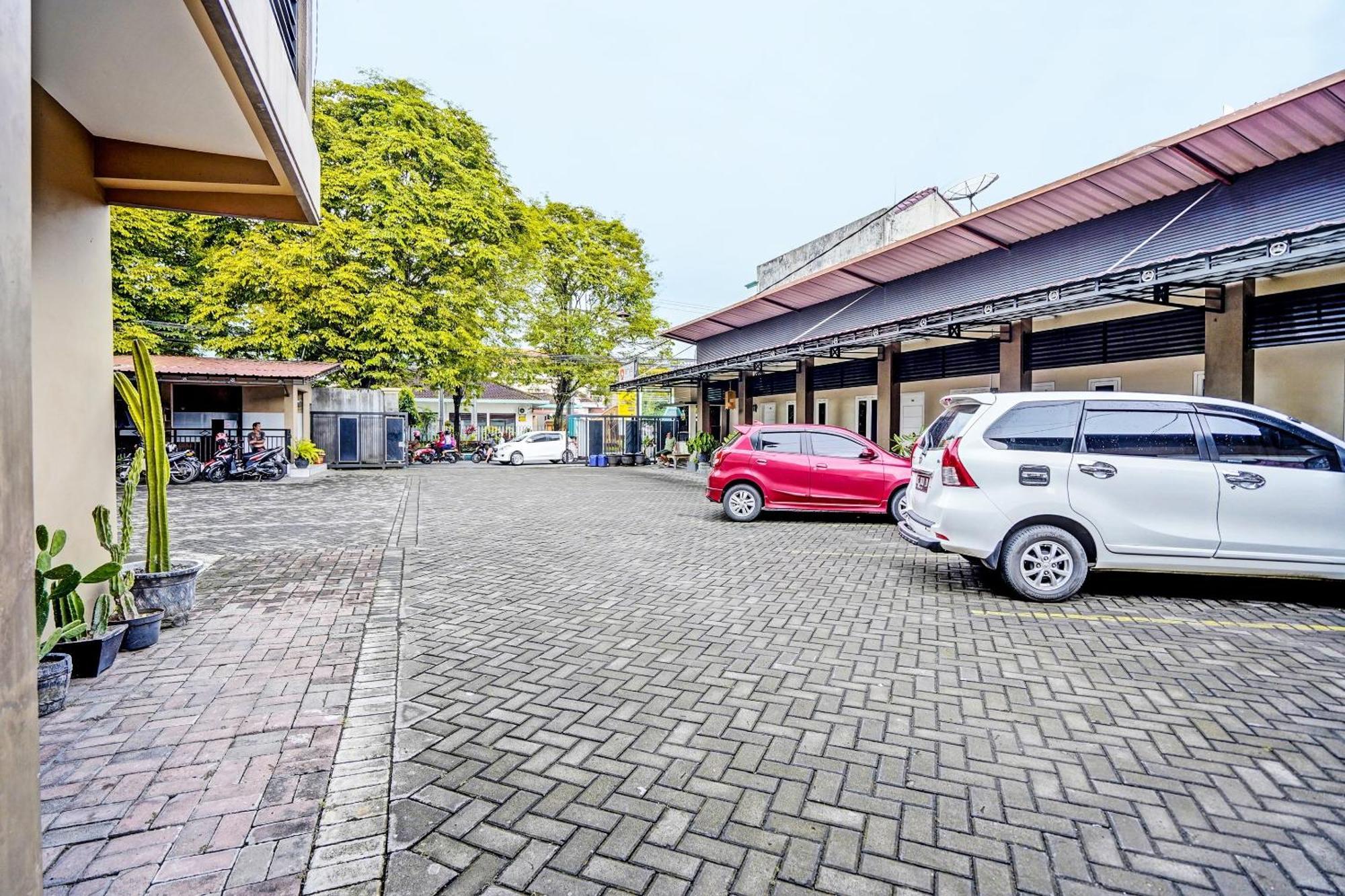 Oyo Life 92190 Arya Guest House Tulungagung Extérieur photo