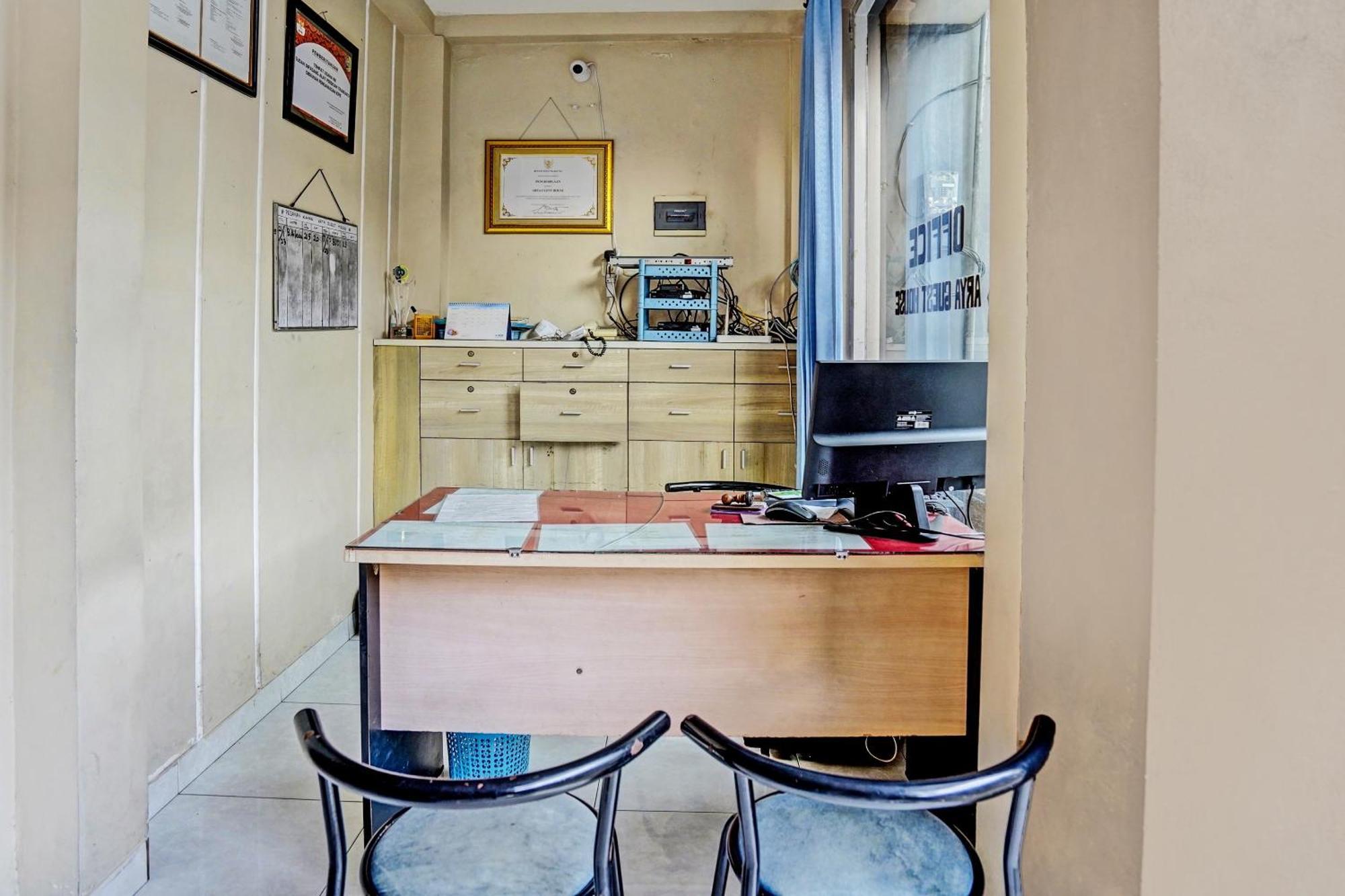 Oyo Life 92190 Arya Guest House Tulungagung Extérieur photo